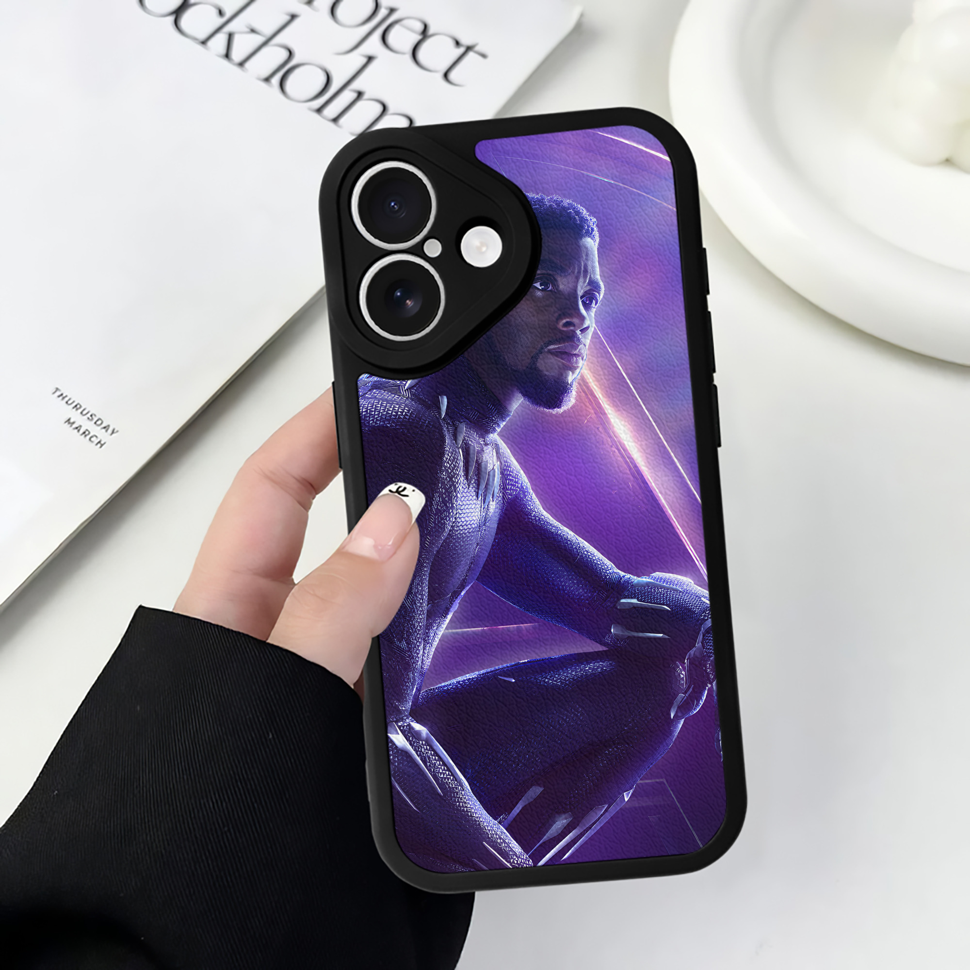 （画像用） アベンジャーズ The Avengers 【iPhone 16シリーズ対応】シリコンスマホケース（レザー調） 材質：シリコン